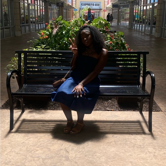 Meet your Posher, Christie - Picture 1 of 1